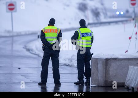 Breitenau, Deutschland. Februar 2021, 16th. Zwei Polizisten warten am Ausgang des Parkplatzes am Heidenholz auf der A17 bei Breitenau auf Pendler oder Reisende, die nach Deutschland einreisen und können einen negativen Corona-Test zeigen. In der Nacht vom 14. Februar 2021 traten die verschärften deutschen Einreisebestimmungen an der Grenze zur Tschechischen Republik zum Schutz vor gefährlichen Varianten des Coronavirus in Kraft. Quelle: Daniel Schäfer/dpa-Zentralbild/dpa/Alamy Live News Stockfoto