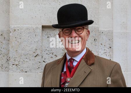 Ein 'Beadle' von einer City Livery Company beim Guildhall Yard jährlichen Pfannkuchen-Rennen in London Stockfoto