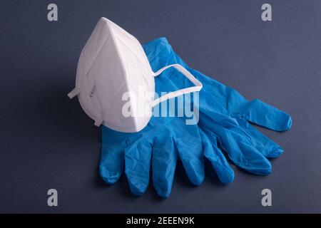 FFP2 Maske und PSA-Handschuhe zum Schutz des Covid-19. Schutzausrüstung, die von medizinischen Mitarbeitern und Krankenhäusern verwendet wird. Stockfoto