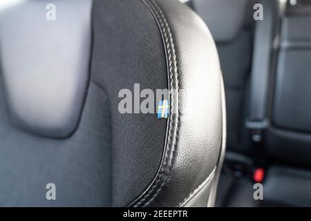 Sankt-Petersburg, Russland, 10. Februar 2021: VOLVO XC60 schwarz Leder Interieur mit Nahaufnahme schwedische Flagge auf dem Sitz. Stockfoto