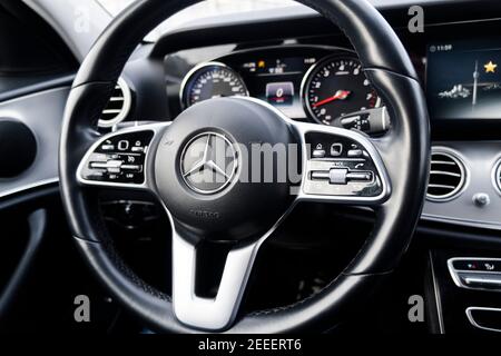 Sankt-Petersburg, Russland, 10. Februar 2021: Armaturenbrett und Lenkrad mit Medienbedienungstasten eines Mercedes Benz E-class . Details zur Innenausstattung des Autos Stockfoto