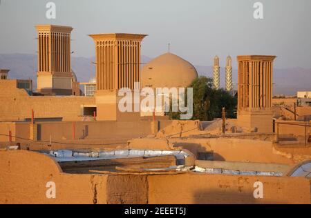 Blick auf die Stadt mit traditionellen Windcatchers (Badgir), Yazd, Iran Stockfoto