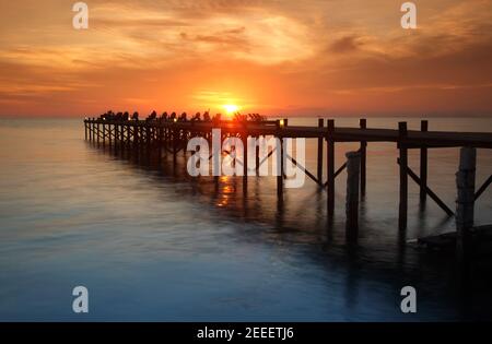 Steg am Sonnenuntergang St Kapalai Resort, Kapalai Insel Borneo, Malaysia Stockfoto