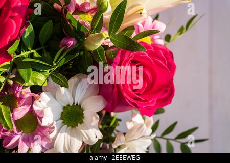 Schöner Blumenstrauß in einer Schachtel auf Weiß Holzhintergrund Stockfoto