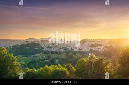 Urbino Stadt und Landschaft im Kontrast bei Sonnenuntergang. UNESCO-Weltkulturerbe. Region Marken, Italien, Europa. Stockfoto