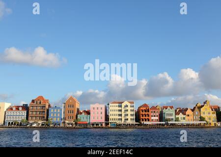 Bunte holländische Gebäude entlang der Küste von Willemstad Curacao Stockfoto