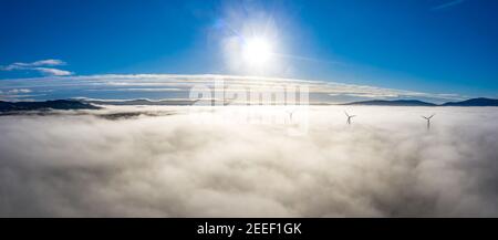 Über den Wolken bei Bonny Glen in der Grafschaft Donegal mit Nebel - Irland. Stockfoto