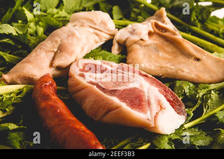 Overview Zutaten des galizischen Eintopfrezeptes während des Karnevals bestehend aus Kartoffeln, Schweinebein, lacon, geräuchertem Ohr, Chorizo ​​and Rübengemüse Stockfoto