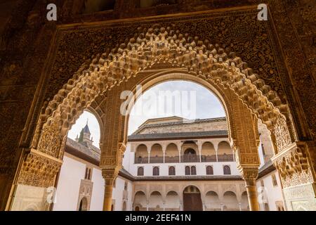 Granada, Spanien - 5. Februar, 2021: Blick auf detaillierte und reich verzierte maurische und arabische Dekoration in den gewölbten Türen des Nazariapalastes Stockfoto