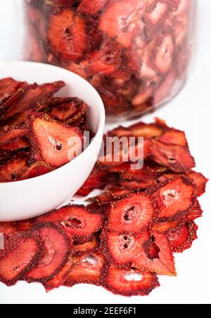 Trockene Erdbeere in einer weißen Platte ist es isoliert Stockfoto