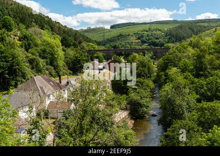 Dorf in einem Tal mit stillstehen Aquadukt und Hügeln Stockfoto