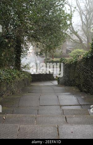 Blick auf das Land von der strukturierten Treppe hinunter zur Kirche Straße Upholland Lancashire Stockfoto