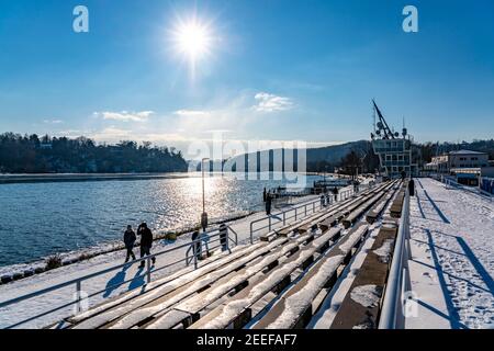 Winter im Ruhrgebiet, Baldeneysee, schneebedeckter, teilweise gefrorener See, Regatta-Turm, Tribüne, Essen, NRW, Deutschland, Stockfoto