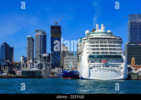 Der Royal Caribbean Liner 'Radiance of the Seas' dockte im Hafen von Auckland, Neuseeland, mit der Skyline der Stadt im Hintergrund Stockfoto