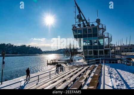 Winter im Ruhrgebiet, Baldeneysee, schneebedeckter, teilweise gefrorener See, Regatta-Turm, Tribüne, Essen, NRW, Deutschland, Stockfoto