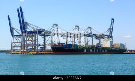 Ein riesiges Simatech-Frachtschiff, das unter den Kränen des Fergusson Container Terminal, Auckland, Neuseeland, festgemacht wurde Stockfoto