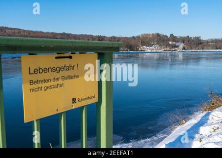 Winter im Ruhrgebiet, Baldeneysee, schneebedeckter, teilweise gefrorener See, Schild mit Hinweis auf die Gefahr, auf dem See auf das Eis zu treten, Essen, NRW, Deutschland Stockfoto