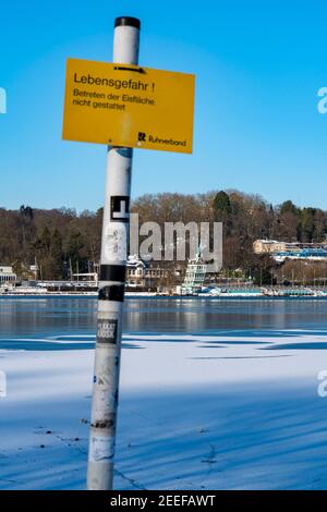 Winter im Ruhrgebiet, Baldeneysee, schneebedeckter, teilweise gefrorener See, Schild mit Hinweis auf die Gefahr, auf dem See auf das Eis zu treten, Essen, NRW, Deutschland Stockfoto