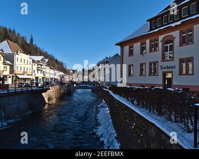 Blick auf das historische Stadtzentrum mit Alb und Rathaus (rechts) in der Wintersaison mit Schnee und Eis an sonnigen Tagen. Stockfoto