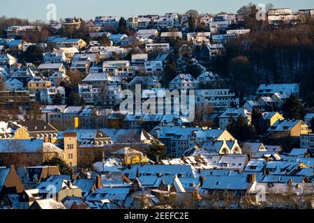 Blick über den Essener Stadtteil Werden, verschneite Wohnhäuser, Essen NRW, Deutschland Stockfoto