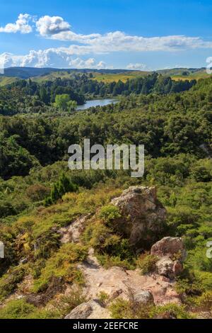 Der Blick vom Rainbow Mountain (Maungakakakaramea), einem Hügel südlich von Rotorua, Neuseeland, mit Blick auf den See Ngahewa Stockfoto