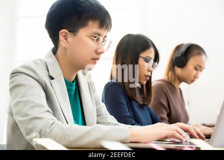 Gruppe von weiblichen College asiatischen Studenten konzentrieren sich auf die Verwendung von Laptop Computer Stockfoto