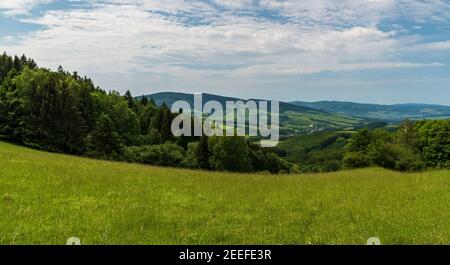 Blick von der Wiese unten Pozar Hügel Gipfel in Galle Karpaty Berge in der Tschechischen republik in der Nähe der Grenzen mit der Slowakei Stockfoto