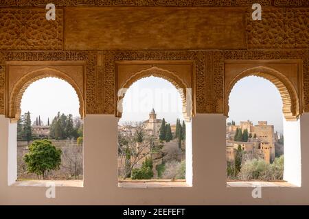 Granada, Spanien - 5. Februar, 2021: Blick auf detaillierte und reich verzierte maurische und arabische Dekoration in den Bogenfenstern des Generalife Palace Stockfoto