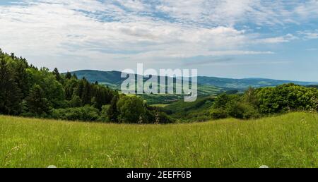 Blick von der Wiese unten Pozar Hügel Gipfel in Galle Karpaty Berge in der Tschechischen republik in der Nähe der Grenzen mit der Slowakei Stockfoto