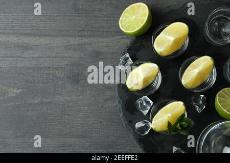 Konzept der Party-Drink mit Schüssen von Wodka auf schwarz Fach Stockfoto