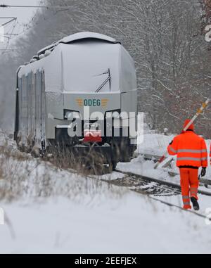 Altheide, Deutschland. Februar 2021, 16th. Nach einem Eisenbahnunfall am Vortag ist der entgleiste Regionalzug auf der freien Bahn. Vier Personen, darunter auch der Fahrer, wurden leicht verletzt, als der Zug mit einem LKW-Anhänger kollidierte, der an einem Bahnübergang festsaß. Der Zug soll im Laufe des Tages zurückgeholt werden, die Bahnstrecke Rostock-Stralsund bleibt bis dahin geschlossen. Quelle: Bernd Wüstneck/dpa-Zentralbild/ZB/dpa/Alamy Live News Stockfoto