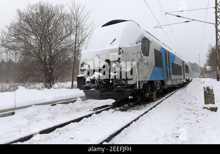 Altheide, Deutschland. Februar 2021, 16th. Nach einem Eisenbahnunfall am Vortag ist der entgleiste Regionalzug auf der freien Bahn. Vier Personen, darunter auch der Fahrer, wurden leicht verletzt, als der Zug mit einem LKW-Anhänger kollidierte, der an einem Bahnübergang festsaß. Der Zug soll im Laufe des Tages zurückgeholt werden, die Bahnstrecke Rostock-Stralsund bleibt bis dahin geschlossen. Quelle: Bernd Wüstneck/dpa-Zentralbild/ZB/dpa/Alamy Live News Stockfoto