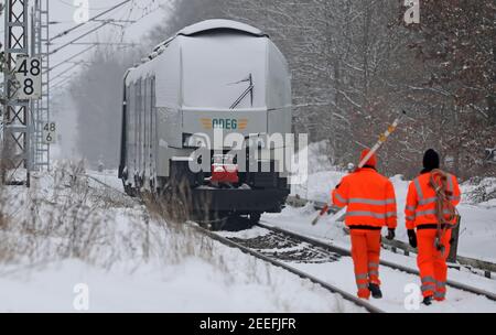 Altheide, Deutschland. Februar 2021, 16th. Nach einem Eisenbahnunfall am Vortag ist der entgleiste Regionalzug auf der freien Bahn. Vier Personen, darunter auch der Fahrer, wurden leicht verletzt, als der Zug mit einem LKW-Anhänger kollidierte, der an einem Bahnübergang festsaß. Der Zug soll im Laufe des Tages zurückgeholt werden, die Bahnstrecke Rostock-Stralsund bleibt bis dahin geschlossen. Quelle: Bernd Wüstneck/dpa-Zentralbild/ZB/dpa/Alamy Live News Stockfoto