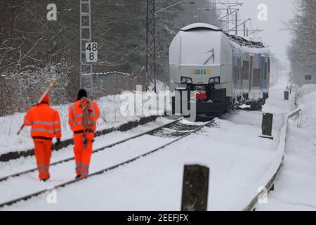 Altheide, Deutschland. Februar 2021, 16th. Nach einem Eisenbahnunfall am Vortag ist der entgleiste Regionalzug auf der freien Bahn. Vier Personen, darunter auch der Fahrer, wurden leicht verletzt, als der Zug mit einem LKW-Anhänger kollidierte, der an einem Bahnübergang festsaß. Der Zug soll im Laufe des Tages zurückgeholt werden, die Bahnstrecke Rostock-Stralsund bleibt bis dahin geschlossen. Quelle: Bernd Wüstneck/dpa-Zentralbild/ZB/dpa/Alamy Live News Stockfoto