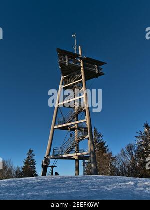 Blick auf den hölzernen Aussichtsturm Eugen-Keidel-Turm auf dem Gipfel des Schauinsland (1.284 m) im Schwarzwaldgebirge, Deutschland in der Wintersaison. Stockfoto