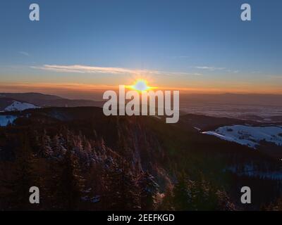 Atemberaubende Sonnenuntergänge vom Eugen-Keidel-Turm auf dem Gipfel des Schauinsland, Deutschland mit herrlichem Blick über die Ausläufer des Schwarzwaldes. Stockfoto