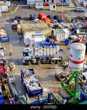 Luftaufnahme von Bauherren und Arbeitern, die auf einer Baustelle in einem Wohngebiet in London arbeiten. Männer tragen PSA und hivisibility Kleidung Stockfoto