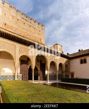 Granada, Spanien - 5. Februar 2021: Der Patio de Arrayanes im Palast der Naziaren in der Alhambra in Granada Stockfoto