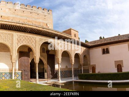 Granada, Spanien - 5. Februar 2021: Der Patio de Arrayanes im Palast der Naziaren in der Alhambra in Granada Stockfoto