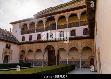 Granada, Spanien - 5. Februar 2021: Der Patio de Arrayanes im Palast der Naziaren in der Alhambra in Granada Stockfoto