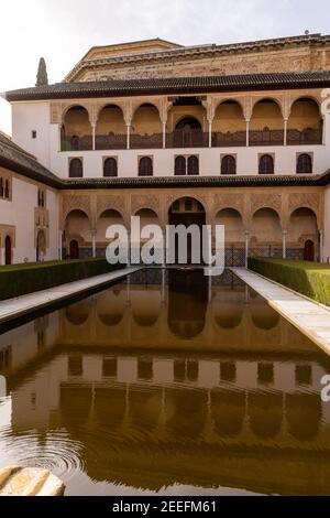 Granada, Spanien - 5. Februar 2021: Der Patio de Arrayanes im Palast der Naziaren in der Alhambra in Granada Stockfoto