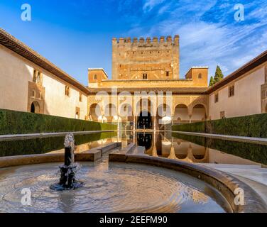 Granada, Spanien - 5. Februar 2021: Der Patio de Arrayanes im Palast der Naziaren in der Alhambra in Granada Stockfoto