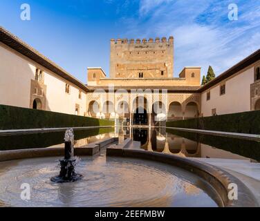 Granada, Spanien - 5. Februar 2021: Der Patio de Arrayanes im Palast der Naziaren in der Alhambra in Granada Stockfoto