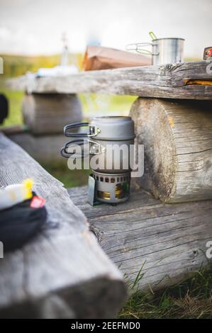 Wisła, POLEN - Mär 26, 2019: Vertikalaufnahme ein Ofen im Wald - buschcraft-Feeling, Stimmung Stockfoto
