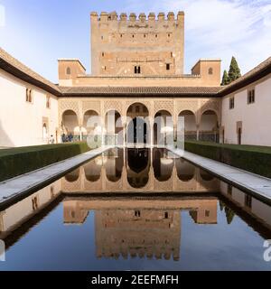 Granada, Spanien - 5. Februar 2021: Der Patio de Arrayanes im Palast der Naziaren in der Alhambra in Granada Stockfoto