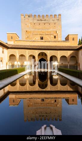 Granada, Spanien - 5. Februar 2021: Der Patio de Arrayanes im Palast der Naziaren in der Alhambra in Granada Stockfoto