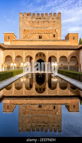 Granada, Spanien - 5. Februar 2021: Der Patio de Arrayanes im Palast der Naziaren in der Alhambra in Granada Stockfoto