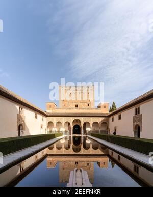 Granada, Spanien - 5. Februar 2021: Der Patio de Arrayanes im Palast der Naziaren in der Alhambra in Granada Stockfoto