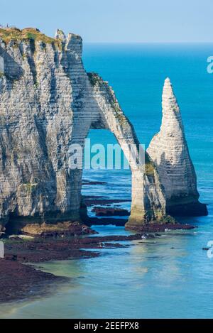 Berühmter Felsbogen und Nadel der Klippe von Etretat, Normandie, Frankreich Stockfoto