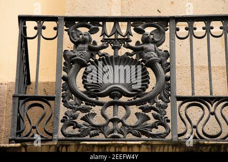 Balkon mit schmiedeeisernen Kunstwerken, Detail. Barcelona, Katalonien, Spanien. Stockfoto
